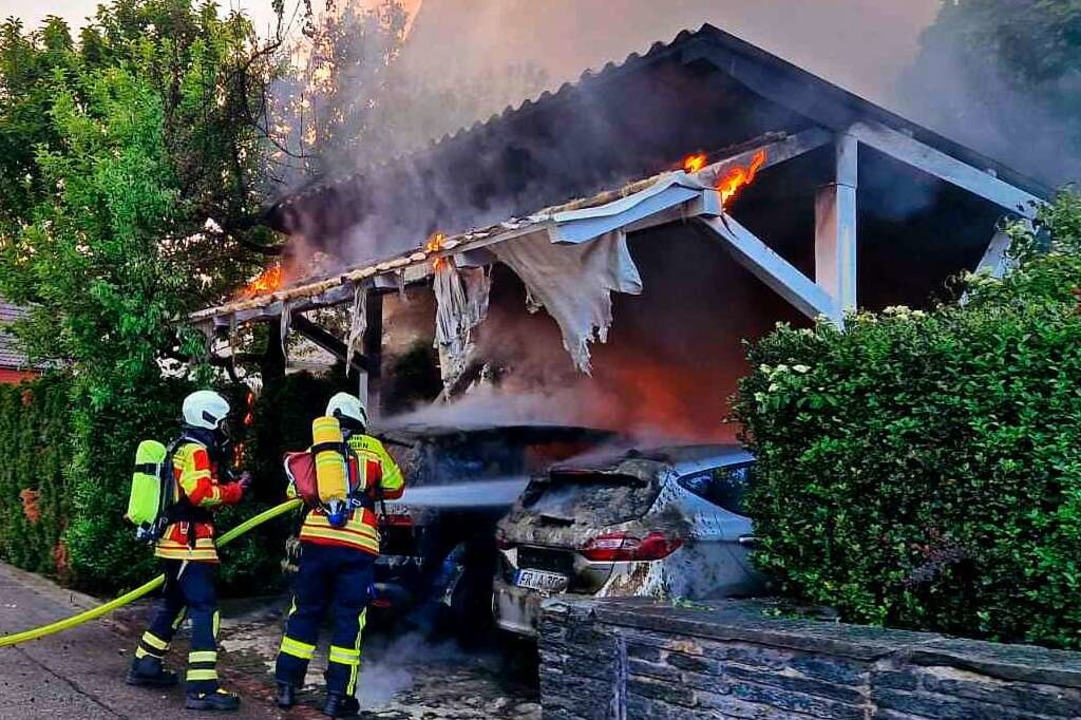 Für den Brand zweier Autos in Gundelfi...randstiftung ursächlich gewesen sein.   | Foto: Feuerwehr Gundelfingen