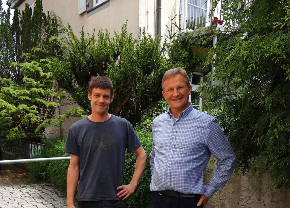 Pierre Schley (links) von der Jugendhi...h Sumser betreiben das Biotop-Projekt.  | Foto: Katrin Wien