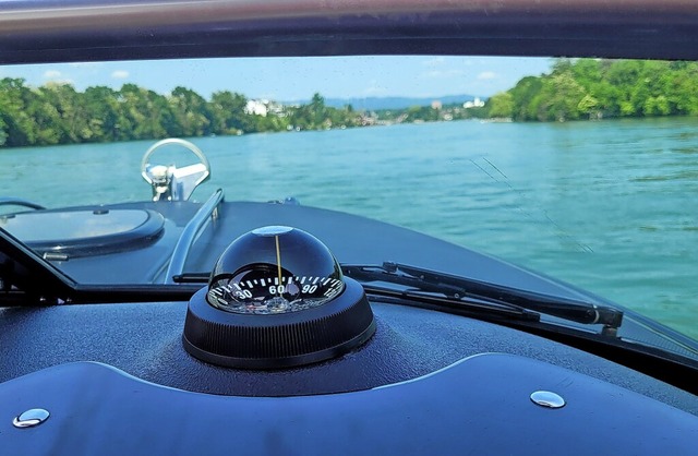 Sonne und Wasser lockten ber Pfingsten auch die Wassersportler auf den Rhein.  | Foto: Heinz und Monika Vollmar