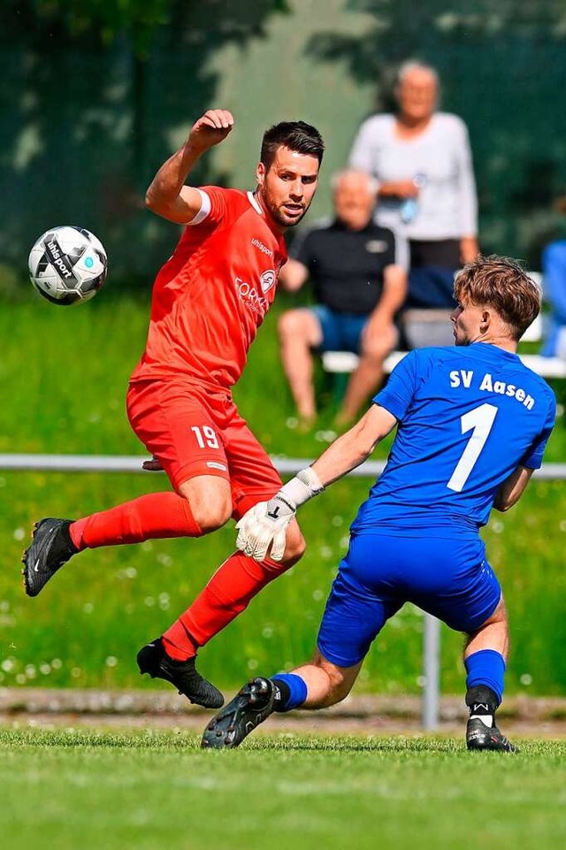 Lffingens Marco Kopp setzt in dieser ...napp am Aasener Keeper und Tor vorbei.  | Foto: Wolfgang Scheu