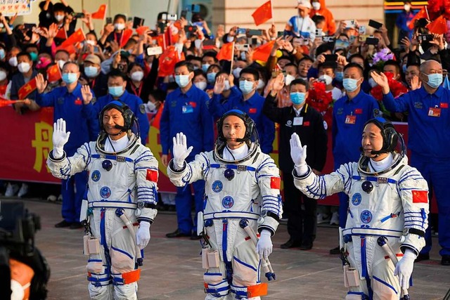 Die chinesischen Astronauten der &#822...inks), beim Abschied vor ihrem Abflug.  | Foto: Mark Schiefelbein (dpa)