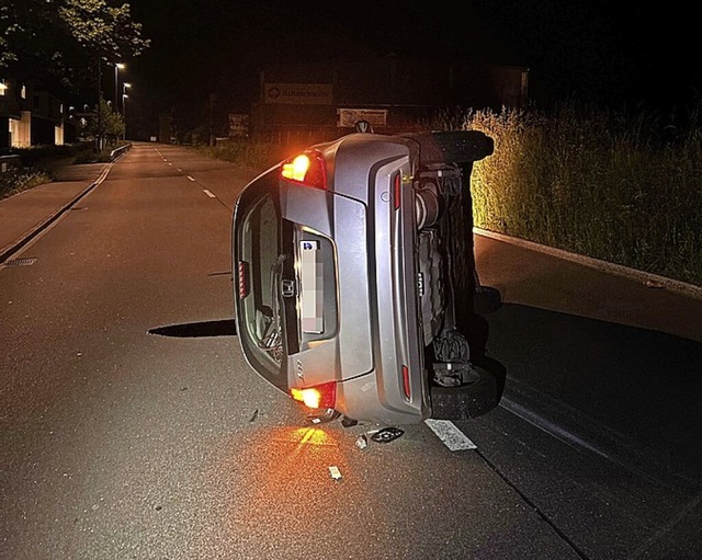 Das Auto kippte auf die Seite.  | Foto: Kantonspolizei Aargau