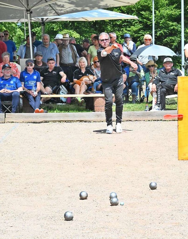 Der Wurf des FT-Spielers Andreas Schol...lern im Hintergrund gespannt verfolgt.  | Foto: Markus Zimmermann