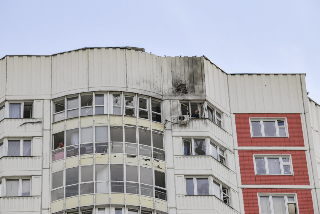 Ein Wohnhaus in Moskau, das Berichten ...e ukrainische Drohne beschädigt wurde.  | Foto: Alexander Zemlianichenko Jr (dpa)