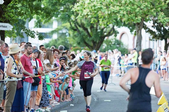 Der Sonnwendlauf lockt das Publikum an die Strecke  | Foto: Sonnwendlauf