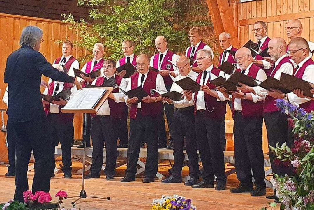 Die Snger aus St. Mrgen bei ihrem Auftritt in der Schwarzwaldhalle.  | Foto: Sonja Niederer