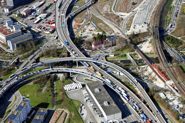 Die Dichte der Bahn- und Straenbrcke...ist, kommt ein weiteres Bauwerk  dazu.  | Foto: Erich Meyer