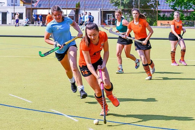 Die Frauen des HC Lahr (orange) in der...der &#8222;Technokaddffelsche&#8220;.  | Foto: Endrik Baublies