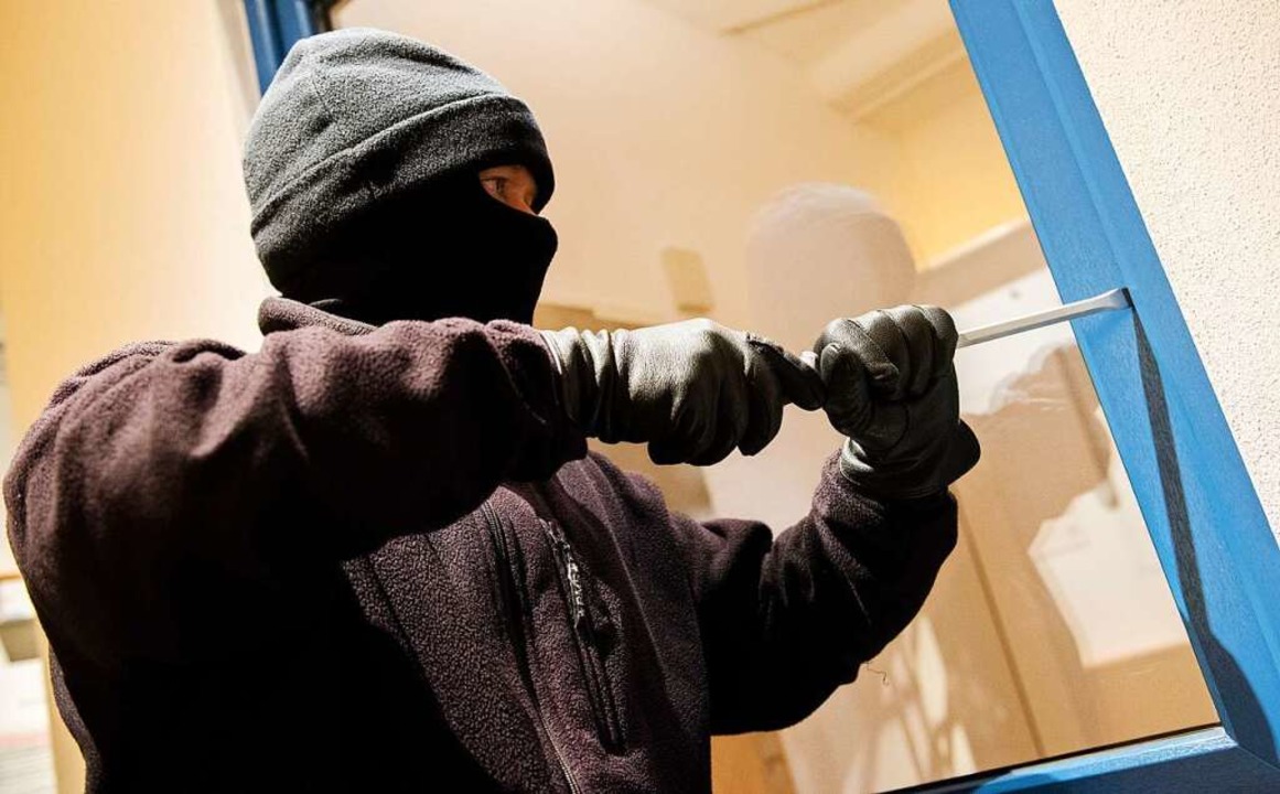 Ein Badfenster wurde bei einem Einbruch aufgehebelt. (Symbolbild)  | Foto: Daniel Bockwoldt (dpa)