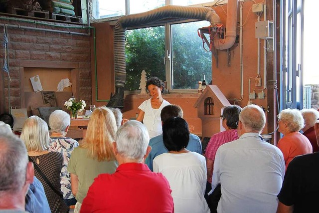 Astrid Lehmann las in einem Steinmetzb...b in Kuhbach aus ihrem neuen Buch vor.  | Foto: Juliana Eiland-Jung