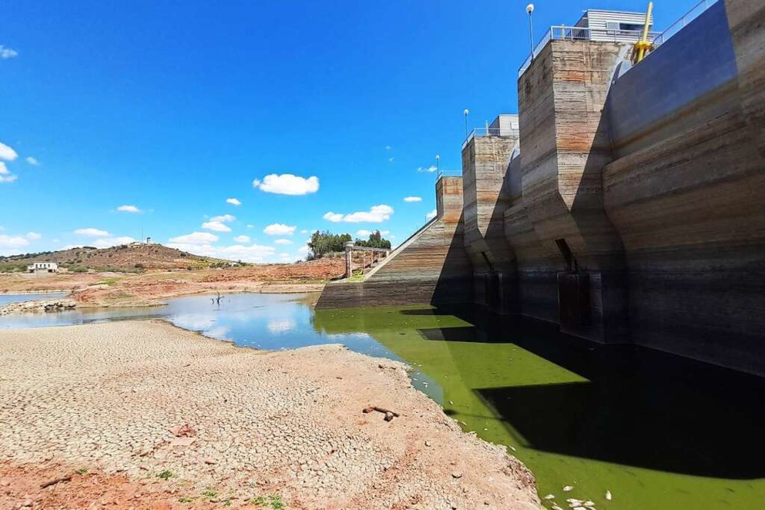 Die Staumauer und der letzte Rest Wasser &#8211; hier verenden die Fische.  | Foto: Martin Dahms