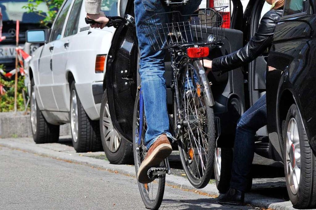 Eine Radlerin ist beim Aufprall auf ei...e Autotr verletzt worden. Symbolbild.  | Foto: Ingo Schneider