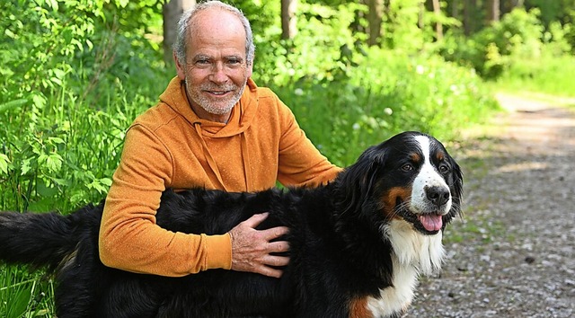 Therapiehund Maja, die Berner Sennenh...Michael Schmidt,  gehrt mit zum Team.  | Foto: Wolfgang Scheu