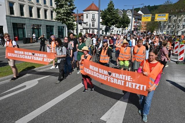 Klimaaktivisten demonstrieren mit Schleichmarsch in Freiburg