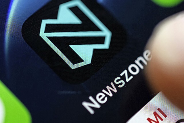 Die SWR-App Newszone auf einem Smartphone  | Foto: Marijan Murat (dpa)