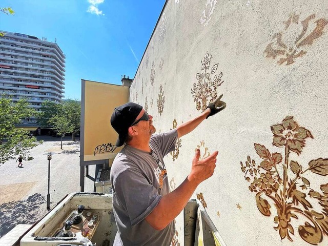 Knstler Wolfgang Krell gestaltet die Luger-Wand neu.  | Foto: Barbara Ruda