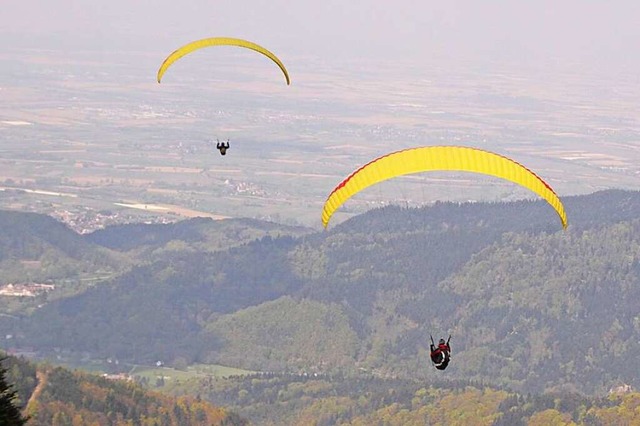 Vom Blauen aus starten Gleitschirmflie...n sie  die Route der Drohnen kreuzen.   | Foto: Max Schuler