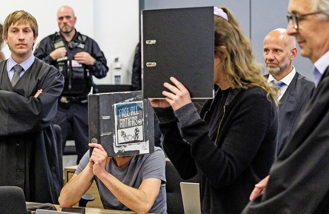 Lina E. und ein weiterer Angeklagter (...em Gesicht) im Gerichtssaal in Dresden  | Foto: JENS SCHLUETER (AFP)