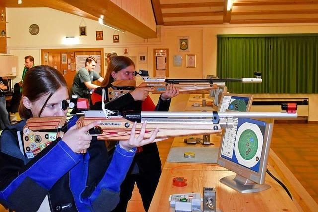Junge Nordschwabener schulen am Schießstand ihre Konzentration