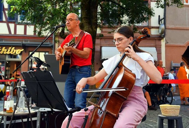 Bodo Schaffrath und Mathilda Meier schrammelten 2021 zu leckerem Essen.  | Foto: Wolfgang Knstle