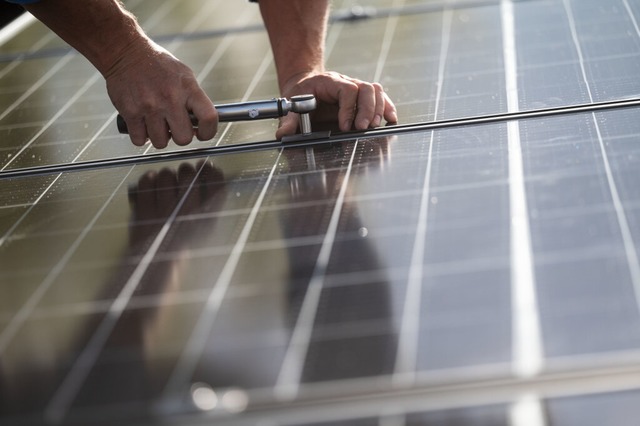 Obwohl die Solaranlage auf der Freibur...gt sie noch keinen Strom. (Symbolbild)  | Foto: Marijan Murat (dpa)