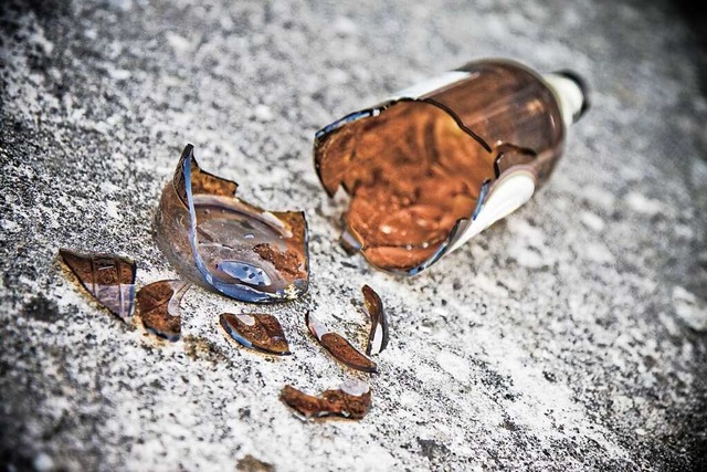 Ein Unbekannter hat einen 23-Jhrigen ...henen Flasche angegriffen. Symbolbild.  | Foto: Francesco Scatena (stock.adobe.com)