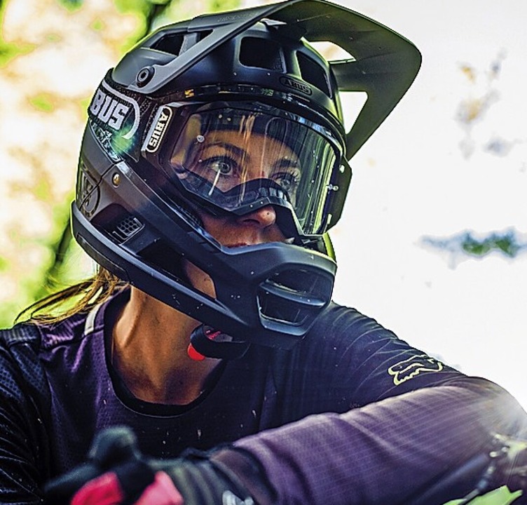 Wird oft beim Downhill getragen: ein Fullface-Helm  | Foto: STARONPHOTO.COM
