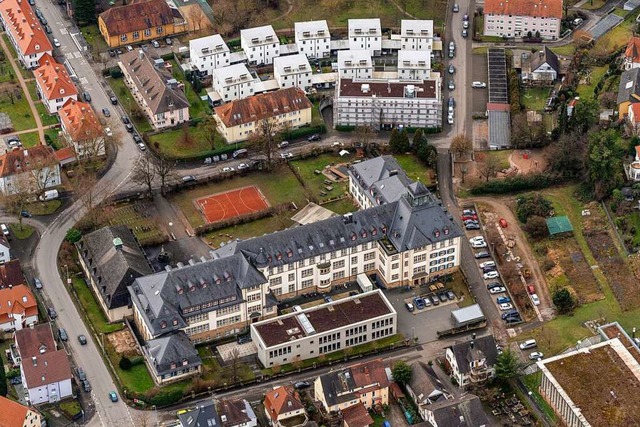 Das Clara-Schumann-Gymnasium  Lahr  wu...e wechselvolle Geschichte hinter sich.  | Foto: Martin Bildstein