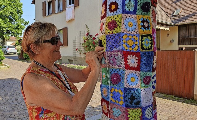 Die Frauen hatten sichtlich Spa beim ...ngen der bunten Kunstwerke aus Wolle.   | Foto: Hannes Selz