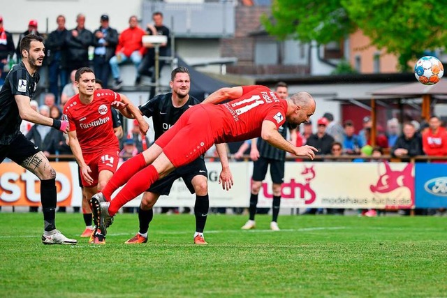 Wuchtig im gegnerischen Strafraum: So ...an Santiago Fischer beim Bahlinger SC.  | Foto: Claus G. Stoll