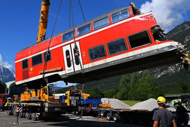 Ein auseinandergeschnittenes Waggontei...ter gehoben und gelagert. (Archivbild)  | Foto: Angelika Warmuth (dpa)