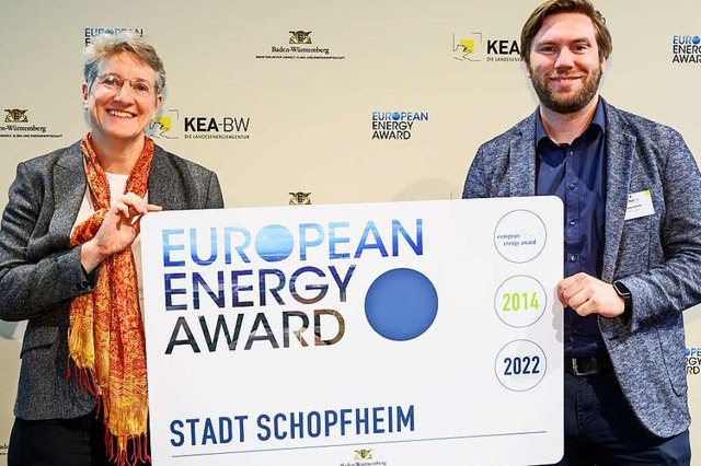 Fr  Schopfheim nahmen Delia Kuhnert u...en Energy Award in Karlsruhe entgegen.  | Foto: KEA-BW / Martin Stollberg