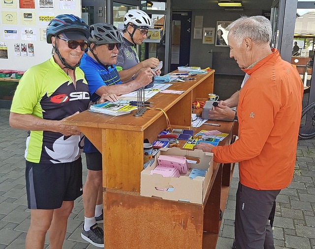 Die Radfahrer bei der Anmeldung   | Foto: Verein