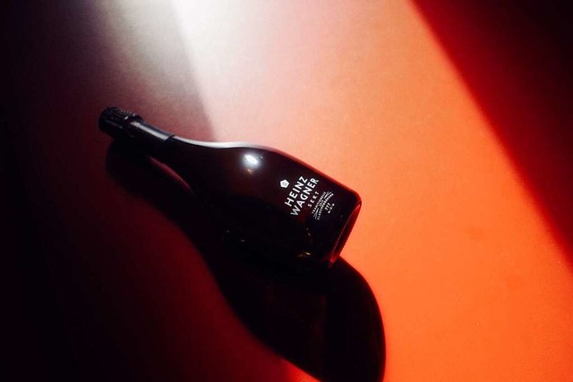 Direkt auf der Flasche: Die Sektkeller...einz Wagner verzichtet auf Etiketten.   | Foto: Max Grninger