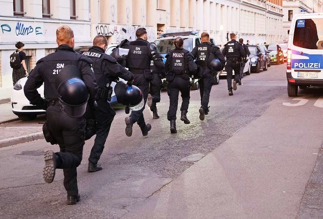 Polizisten in Leipzig bei einer linken Demonstration  | Foto: Sebastian Willnow (dpa)