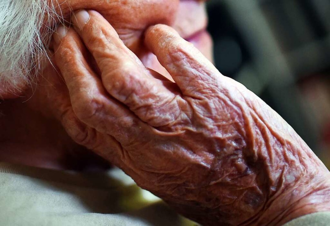 Viele alte Menschen brauchen jemanden, der ihnen im Alltag hilft.  | Foto: Britta Pedersen (dpa)