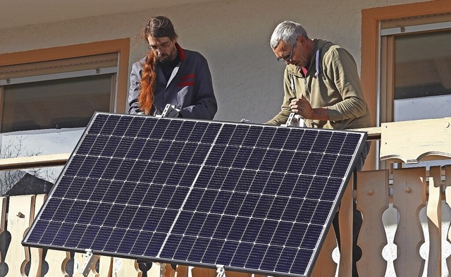 Solarmodule sind relativ einfach an Balkon oder Terrasse anzubringen.  | Foto: Astrid Gast (stock.adobe.com)