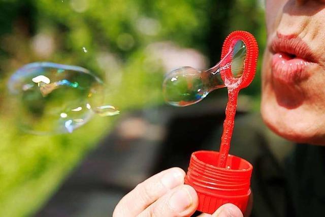 Beim Experimentieren mit Waschmittel kam die Idee für die Pustefix-Seifenblasen