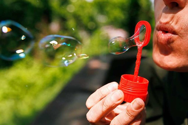 Eine Seifenblase hlt um die 30 Sekunden, je nach Wetterbedingungen, heit es.  | Foto: Julian Rettig (dpa)