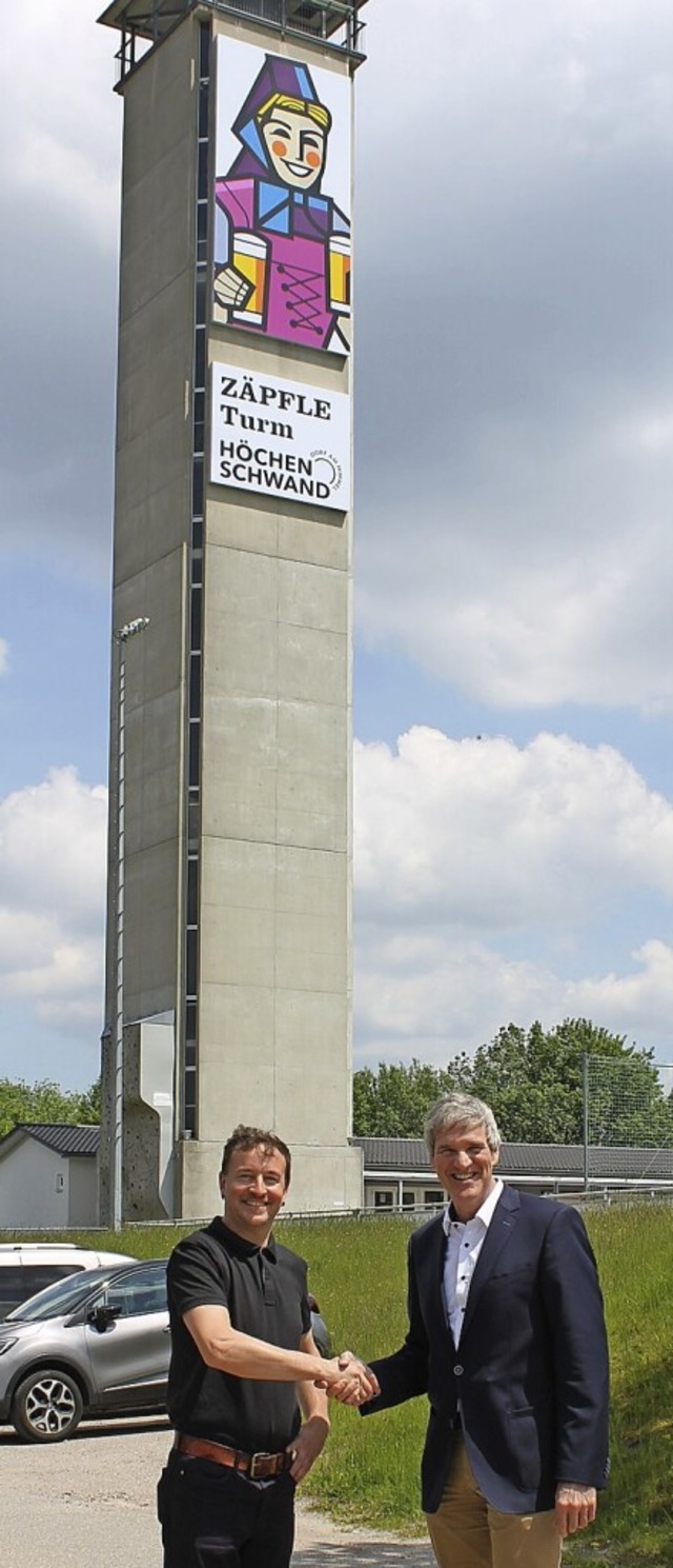 Brgermeister Stiegeler (links) und Ro...ufgefrischten  Fassade am Zpfle-Turm.  | Foto: Cornelia Liebwein