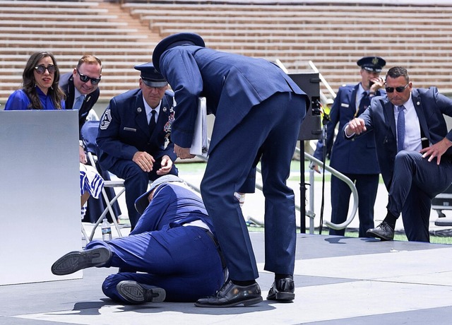 Bidens Stolperer auf der Bhne war nic...n einziges Missgeschick an diesem Tag.  | Foto: BRENDAN SMIALOWSKI (AFP)