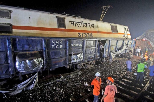 Indien, Balasore: Rettungskrfte arbei...glck im indischen Bundesstaat Odisha.  | Foto: Uncredited (dpa)