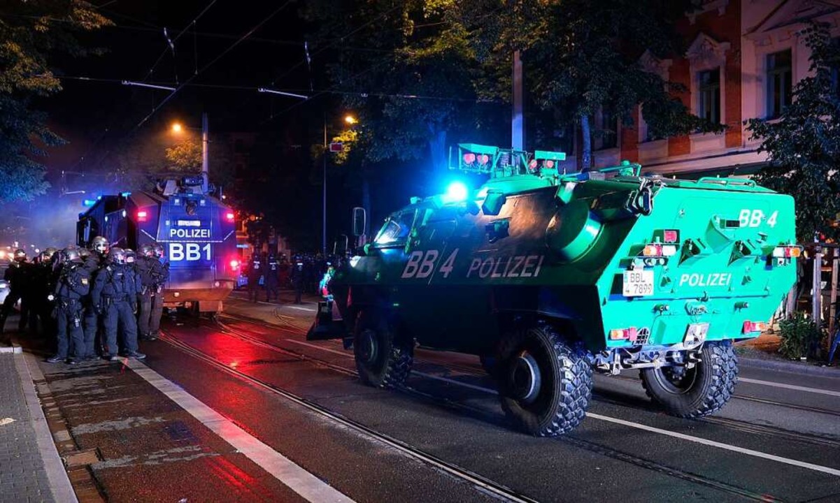 Ein Wasserwerfer und ein Rumfahrzeug auf einer Strae im Stadtteil Connewitz.  | Foto: Sebastian Willnow (dpa)