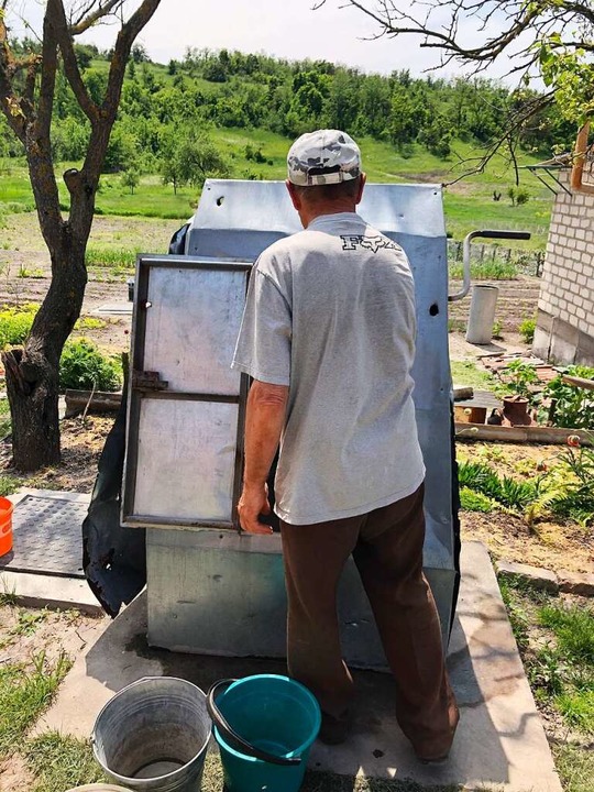 Ebenda: Wolodja am Brunnen vor seinem Gemsegarten  | Foto: Dmytro Durnjew