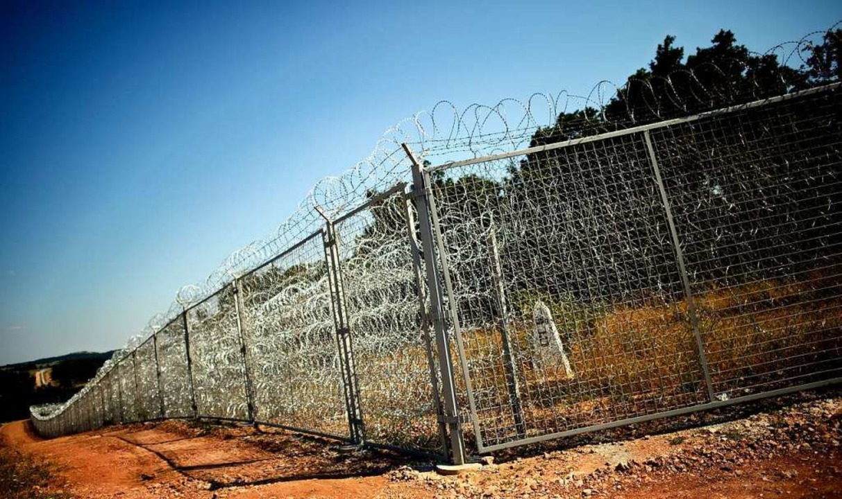 Ein Zaun an der EU-Außengrenze zwische...hrt Asylverfahren durchgeführt werden.  | Foto: VASSIL DONEV