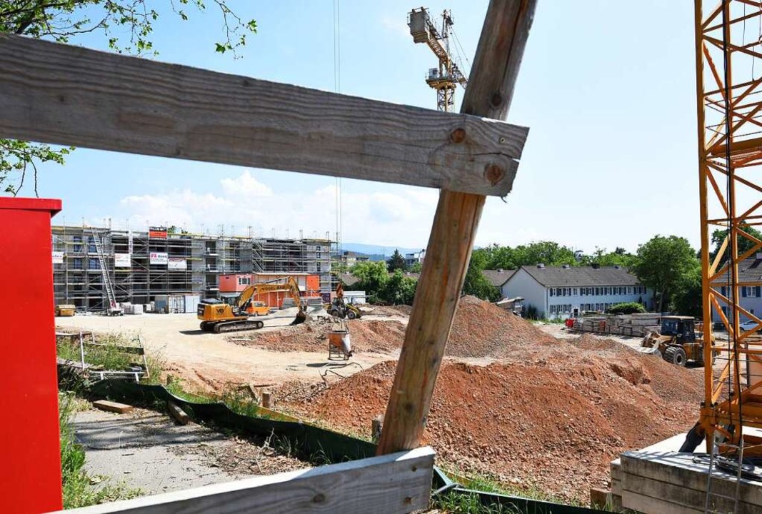 Die Arbeiten rund um Abriss und Neubau...die Planungen, gehen weit auseinander.  | Foto: Rita Eggstein