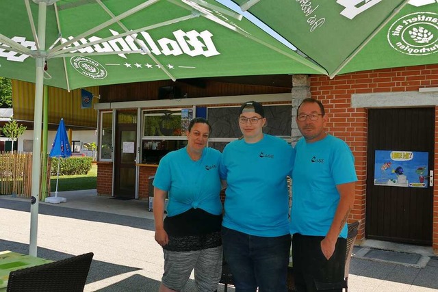 Diana (von links), Joel und Christian ...8220;, dem Kiosk im Kanderner Freibad.  | Foto: Ulrich Senf