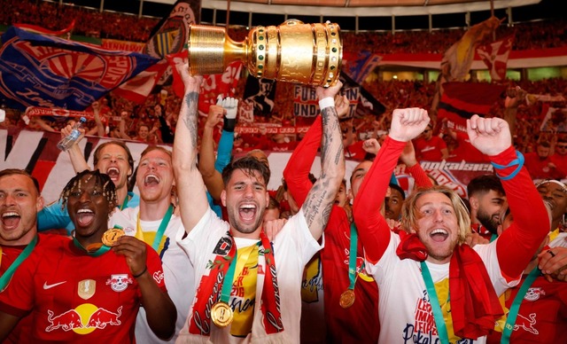 Jubel mit Pokal: Dominik Szoboszlai feiert mit seinen Teamkollegen.  | Foto: ODD ANDERSEN (AFP)