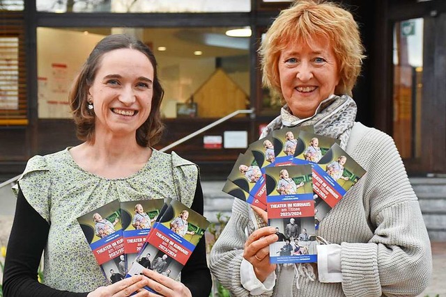 Anna Freund (links) und Margit Schumann  prsentieren den neuen Theaterspielplan  | Foto: Thomas Biniossek