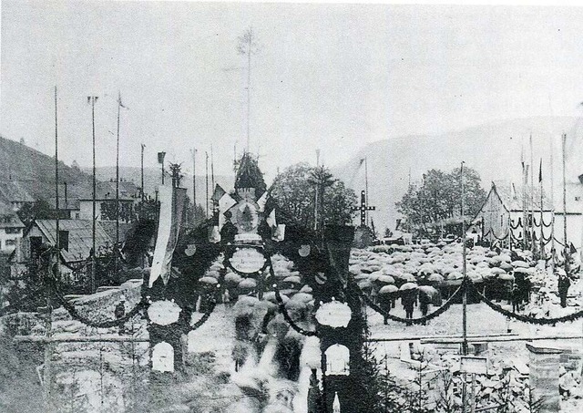 Bei der Grundsteinlegung im Jahr 1898 stehen alle Gste unter Regenschirmen.  | Foto: Archiv Roland Weis